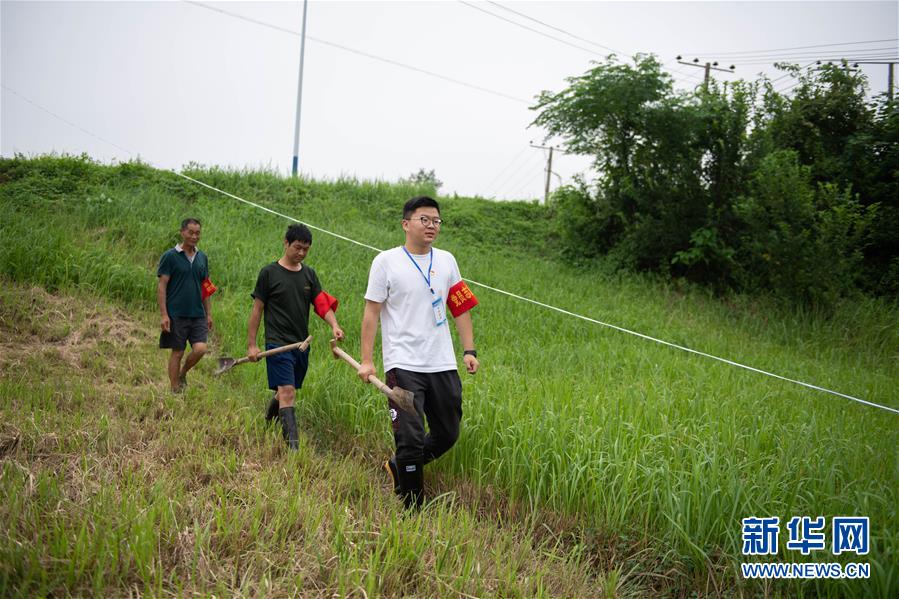 （防汛抗洪·圖文互動(dòng)）（3）在大堤上成長(zhǎng)，為人民守護(hù)——洪水中的青年“生力軍”
