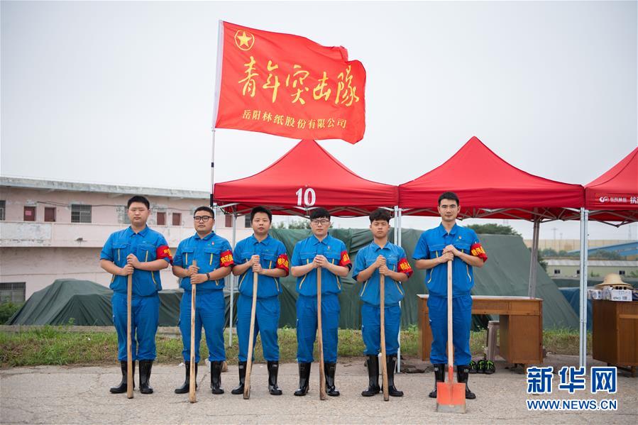 （防汛抗洪·圖文互動(dòng)）（8）在大堤上成長(zhǎng)，為人民守護(hù)——洪水中的青年“生力軍”
