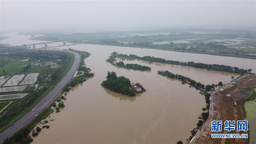 （防汛抗洪·圖文互動）（1）洪水來襲，銅鑼聲在千年古鎮(zhèn)的雨夜響起