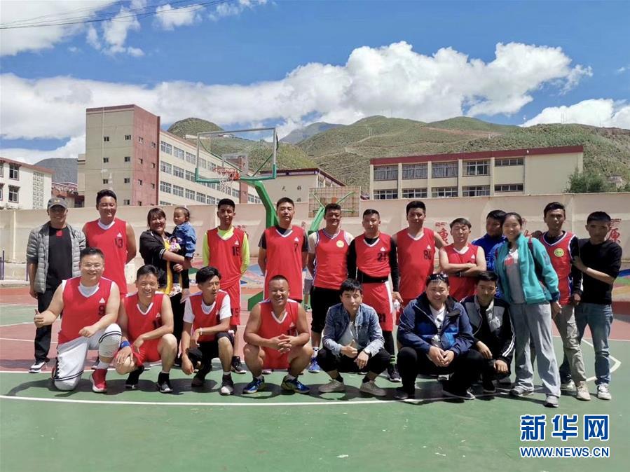 （在習(xí)近平新時(shí)代中國特色社會主義思想指引下——新時(shí)代新作為新篇章·習(xí)近平總書記關(guān)切事·圖文互動）（2）青春做伴，西部放歌——走近扎根西部建設(shè)邊疆的大學(xué)生們