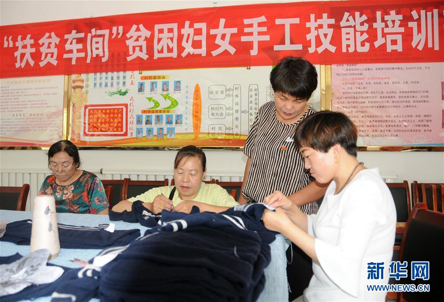 （決戰(zhàn)決勝脫貧攻堅(jiān)·圖文互動(dòng)）（1）內(nèi)蒙古河套：一雙巧手、一副棒針、一團(tuán)毛線打造貧困戶“炕頭經(jīng)濟(jì)”