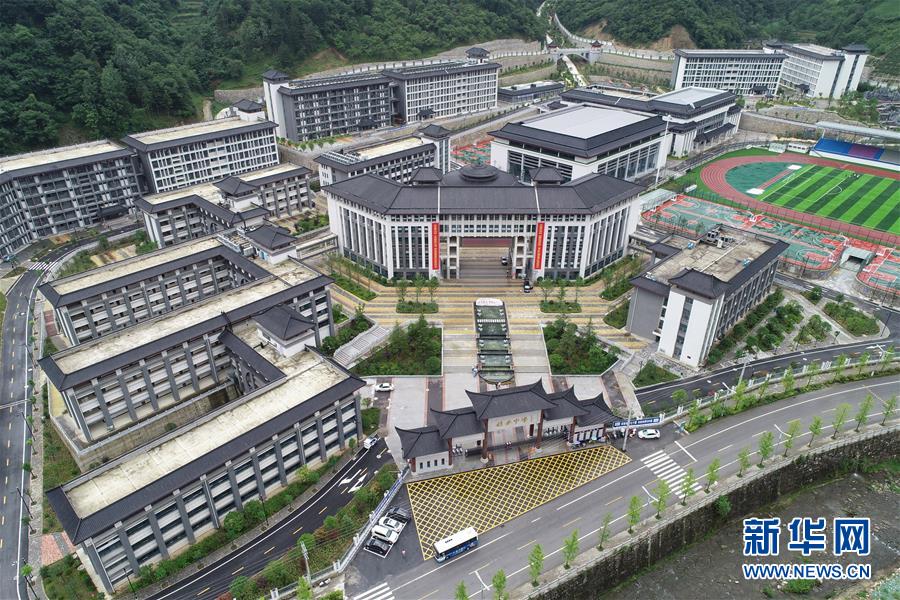 （新華視點·圖文互動）（1）學校建漂亮點本無錯，為何這所“豪華中學”讓人困惑？