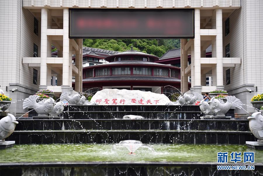（新華視點·圖文互動）（3）學校建漂亮點本無錯，為何這所“豪華中學”讓人困惑？