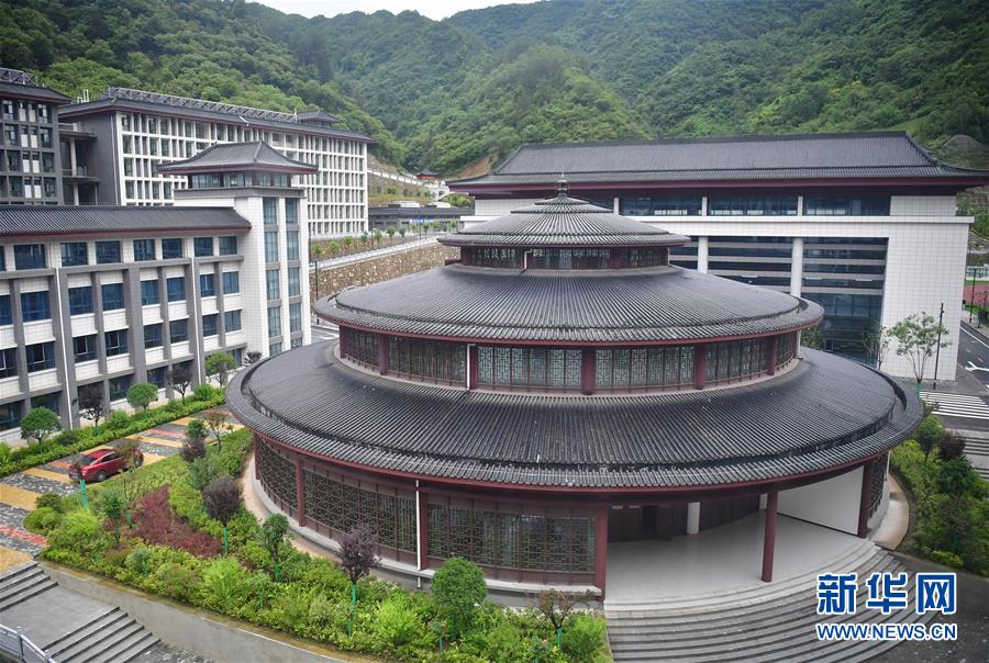 （新華視點·圖文互動）（4）學校建漂亮點本無錯，為何這所“豪華中學”讓人困惑？