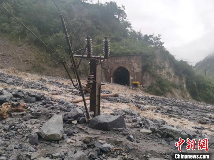 因泥石流受損的成昆鐵路區(qū)間?！ソ?攝