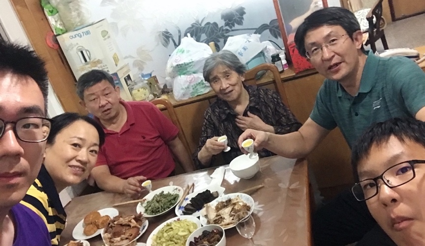 10月1日，留學(xué)生李天力（左一）在老家淄博的親戚家中與親人一起吃晚飯，共度中秋