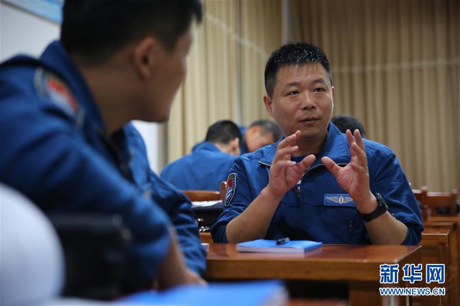 （在習(xí)近平強(qiáng)軍思想指引下·我們?cè)趹?zhàn)位報(bào)告·圖文互動(dòng)）（4）偵天探海 狩獵?？?mdash;—南部戰(zhàn)區(qū)海軍航空兵某師加速轉(zhuǎn)型提升新質(zhì)戰(zhàn)斗力記事