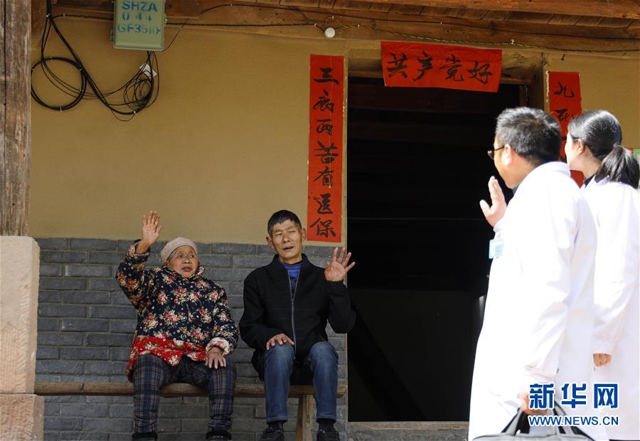 （習近平的小康故事·新華網(wǎng)·圖文互動）（6）“真正解決好基層群眾看病難、看病貴問題”——習近平和群眾健康的故事