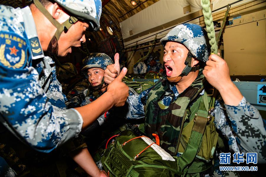 （在習(xí)近平強(qiáng)軍思想指引下·我們?cè)趹?zhàn)位報(bào)告·圖文互動(dòng)）（3）朵朵傘花綻放，勝戰(zhàn)精兵天降——空降兵部隊(duì)某旅教導(dǎo)員余海龍帶領(lǐng)官兵傳承黃繼光精神記事