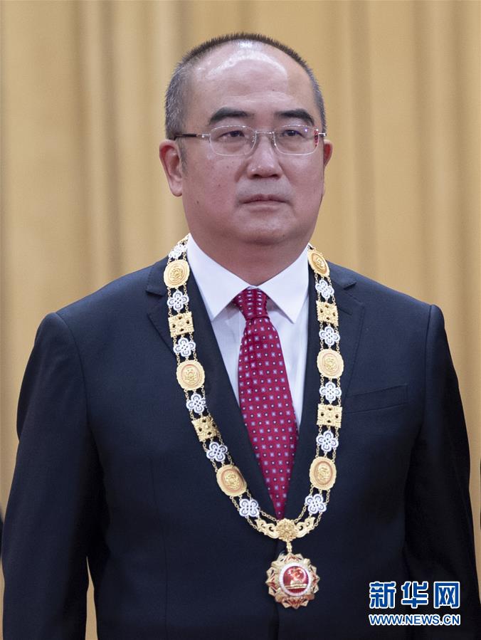 （抗疫先進(jìn)事跡·圖文互動(dòng)）（1）張定宇：疫情“暴風(fēng)眼”里，“漸凍”之軀與時(shí)間賽跑