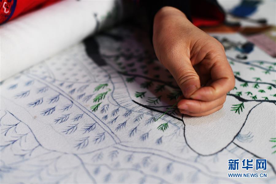 （兩會(huì)人物·圖文互動(dòng)）（2）帶娃、賺錢兩不誤——一位農(nóng)民工代表眼中的脫貧新工作