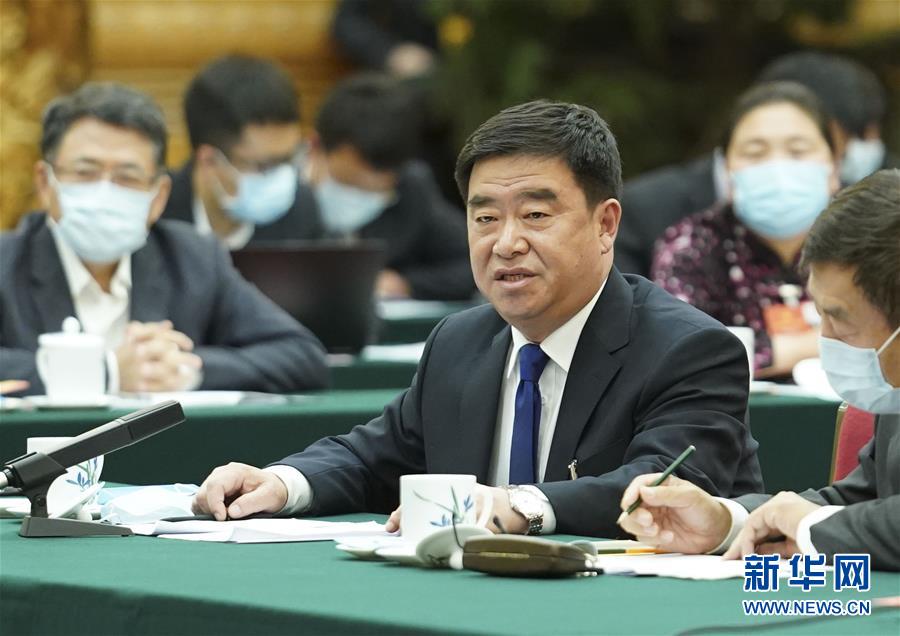（新華全媒頭條·圖文互動）（6）從人民中汲取磅礴力量——習(xí)近平總書記同出席2020年全國兩會人大代表、政協(xié)委員共商國是紀(jì)實