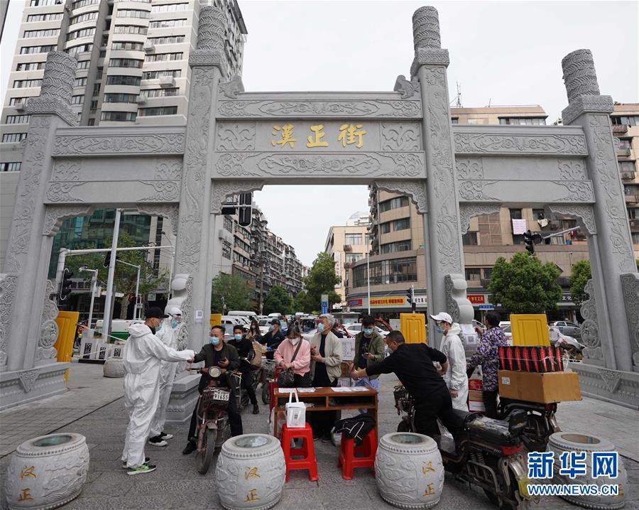 （新華全媒頭條·圖文互動）（14）從人民中汲取磅礴力量——習(xí)近平總書記同出席2020年全國兩會人大代表、政協(xié)委員共商國是紀(jì)實