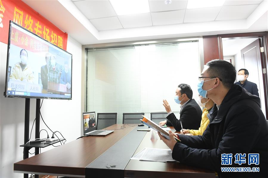（新華全媒頭條·圖文互動）（18）從人民中汲取磅礴力量——習(xí)近平總書記同出席2020年全國兩會人大代表、政協(xié)委員共商國是紀(jì)實