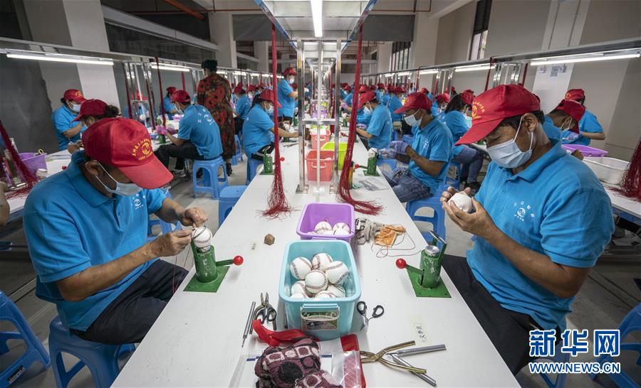 （新華全媒頭條·兩會精神看落實·圖文互動）（7）培育新機 開辟新局——落實全國兩會精神激發(fā)經(jīng)濟(jì)發(fā)展新動能述評