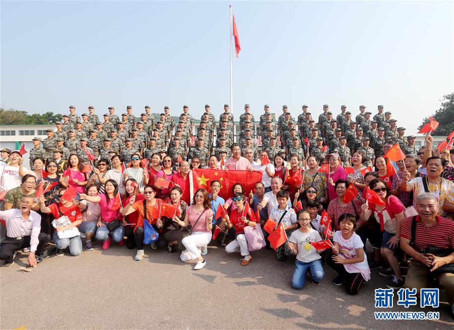 （圖文互動(dòng)）（4）“我和我的祖國(guó)，一刻也不能分割”——解放軍駐香港部隊(duì)與市民共同慶祝國(guó)慶70周年見(jiàn)聞
