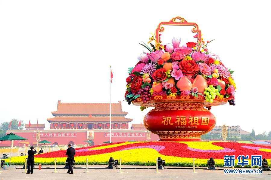 （圖文互動(dòng)）（2）7小時(shí)組裝！18米高巨型“花果籃”亮相天安門廣場(chǎng)