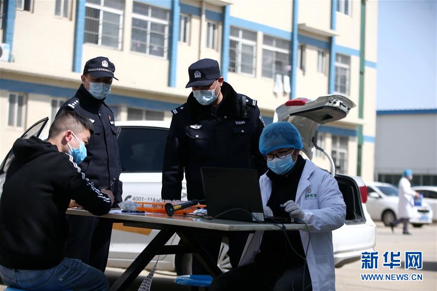（習(xí)近平致敬的戰(zhàn)“疫”英雄·公安干警篇·圖文互動）（3）他們，抗疫一線鑄警魂