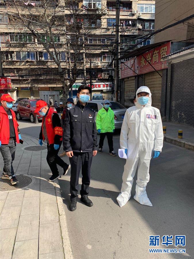 （習(xí)近平致敬的戰(zhàn)“疫”英雄·公安干警篇·圖文互動）（6）他們，抗疫一線鑄警魂