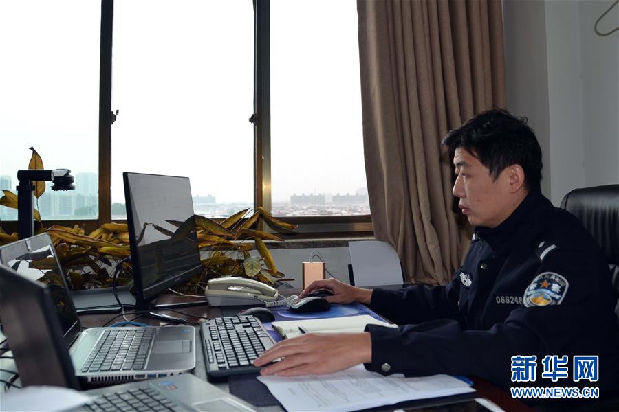 （習(xí)近平致敬的戰(zhàn)“疫”英雄·公安干警篇·圖文互動）（8）他們，抗疫一線鑄警魂