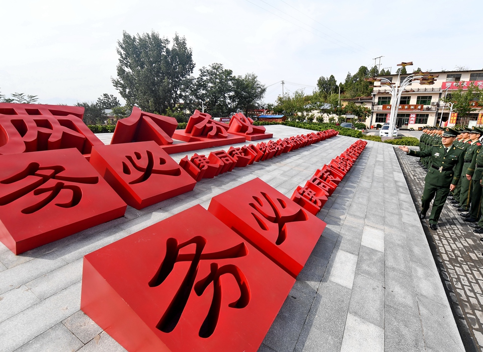 全面從嚴(yán)治黨，以更高能力和水平引領(lǐng)新時(shí)代