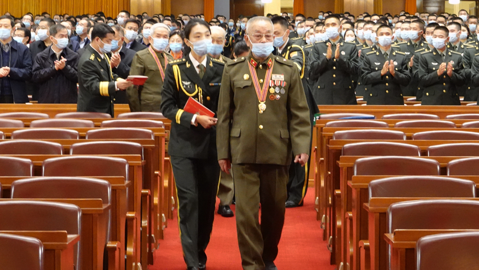 大會(huì)前，志愿軍老同志入場(chǎng)
