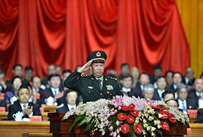 新疆軍區(qū)司令員、軍區(qū)黨委副書(shū)記彭勇向現(xiàn)場(chǎng)與會(huì)代表致敬
