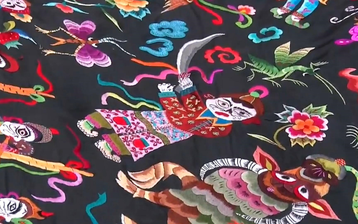 苗繡繡品慢慢得到市場(chǎng)認(rèn)可，回鄉(xiāng)的繡娘逐漸多了起來(lái)
