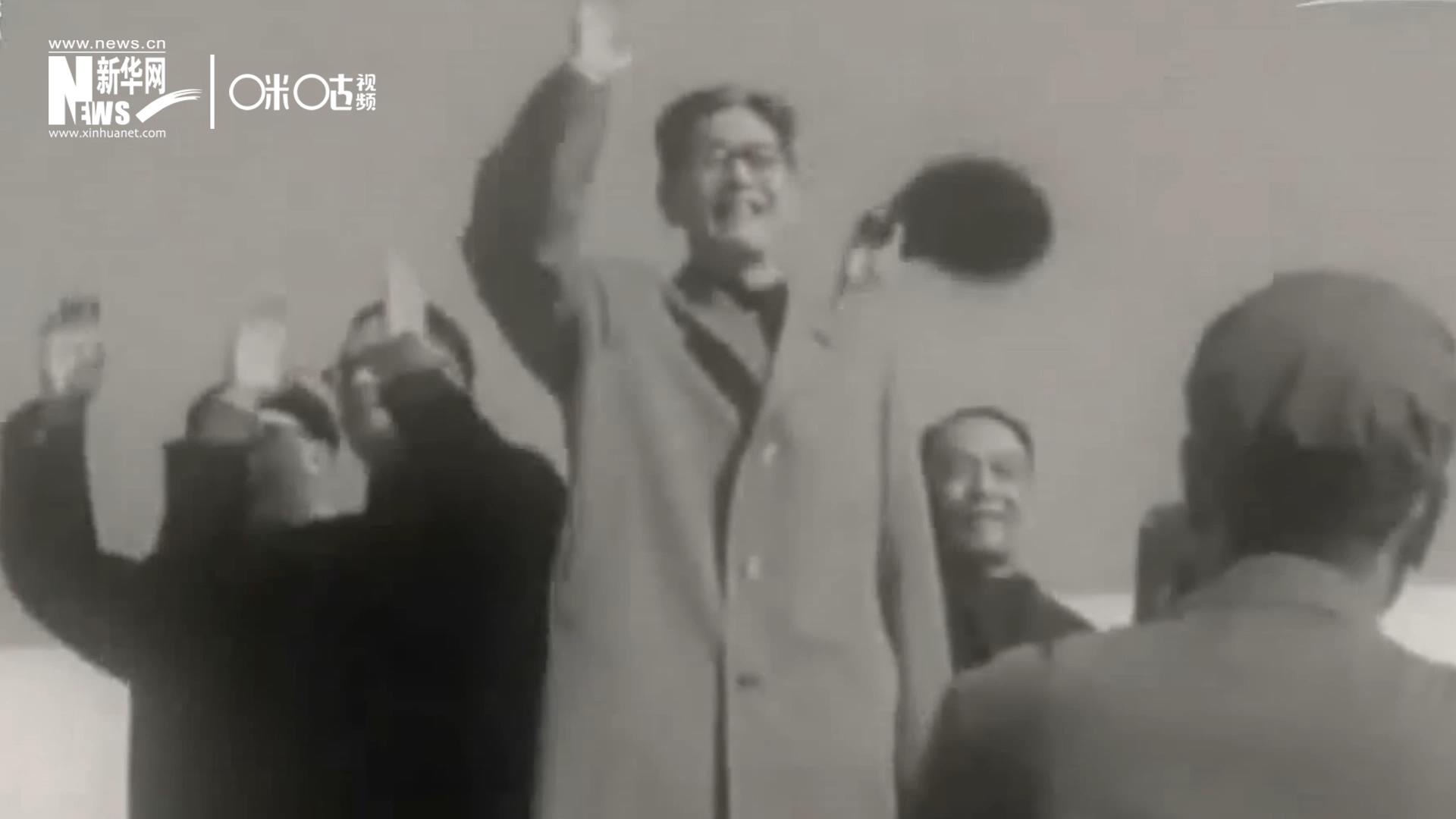 1971年11月9日，全新成立的中國聯(lián)合國代表團(tuán)在群眾的歡呼與掌聲中登上專機(jī)，正式開啟了中國的聯(lián)合國之旅。