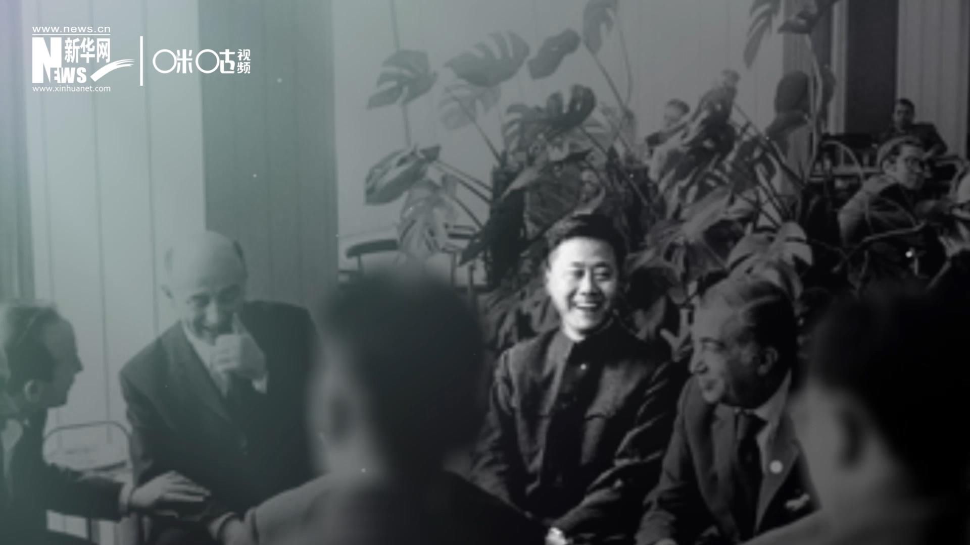 照片里的這個(gè)人是高梁，原新華社國際部記者。原本作為代表團(tuán)隨行記者的他接到通知，由他帶領(lǐng)一支先遣小組先行去紐約。