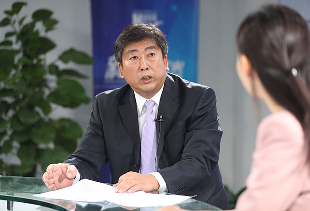具體落在實處就是把方向，管大局，保落實
