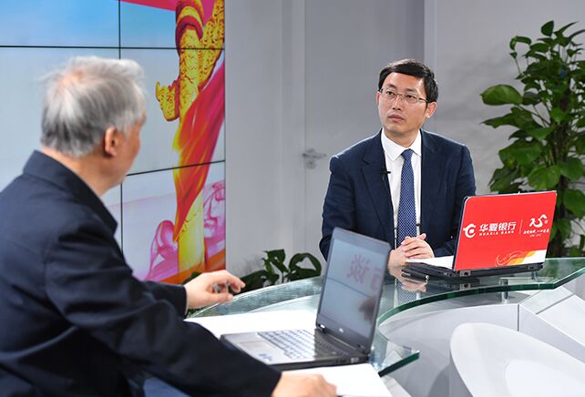 您再給我們梳理一下，黨章中有關“基本路線”的修改情況。
