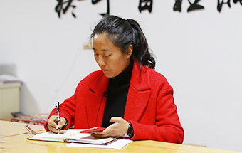 回鄉(xiāng)，立志改變家鄉(xiāng)落后面貌
