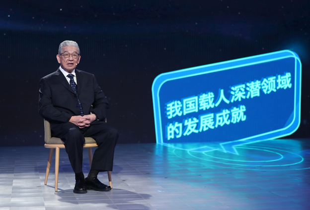 抱著要建造先進的海軍裝備保家衛(wèi)國的心愿，考入了交通大學(xué)造船系