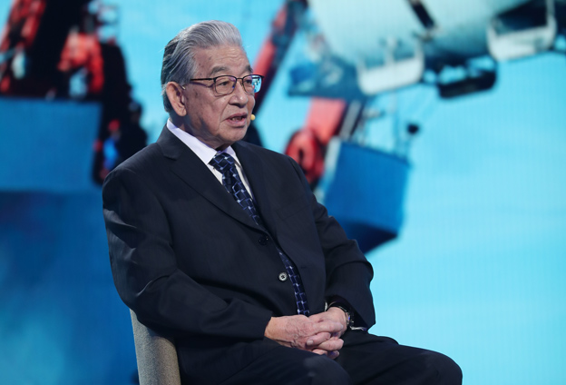 中華民族實現(xiàn)了可上九天攬月，可下五洋捉鱉的宏偉夙愿