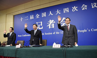 尚福林、劉士余和項(xiàng)俊波向記者揮手致意