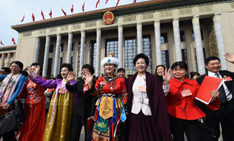 閉幕會(huì)后，代表走出人民大會(huì)堂