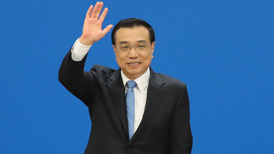 記者會結束后，李克強揮手致意