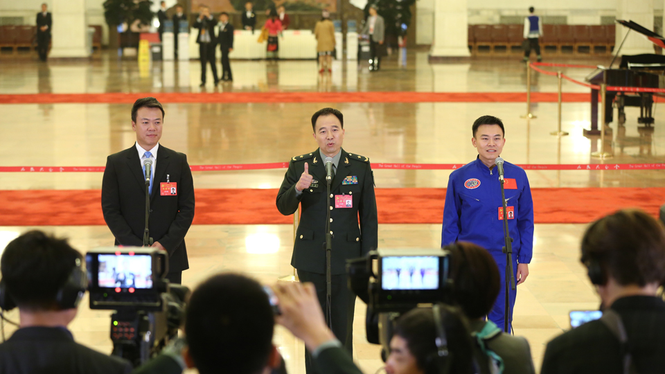 趙宏博、景海鵬、唐嘉陵代表接受采訪