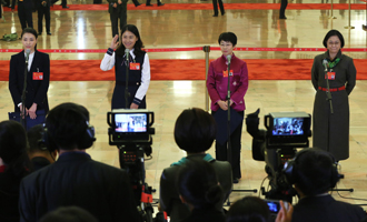 吳敏霞、杜玉濤、蒙曼、盧麗安代表接受采訪