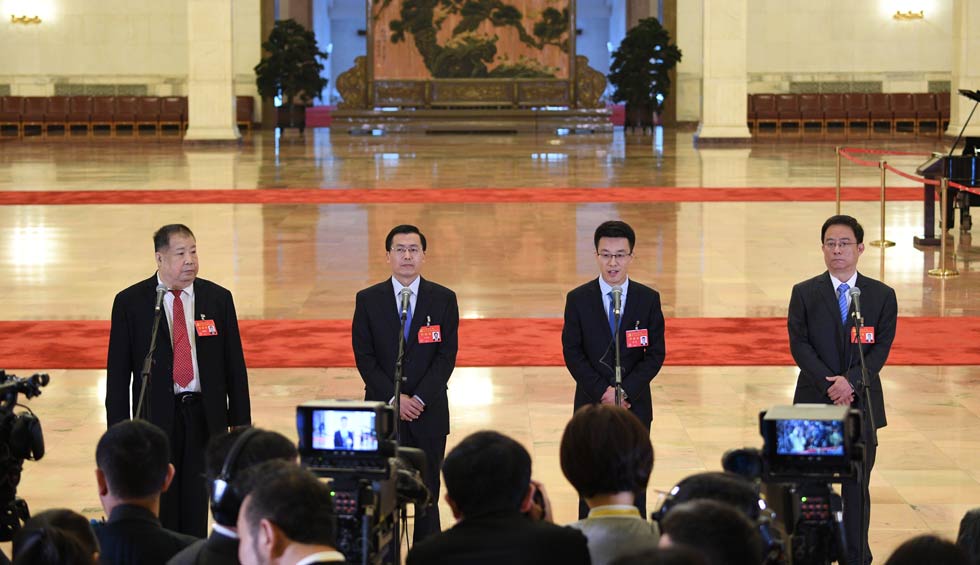 凌解放、王立平、徐川、黃一兵接受采訪