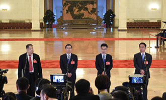 凌解放、王立平、徐川、黃一兵代表接受采訪
