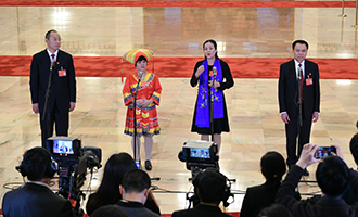 蔡松濤、杜麗群、楊小玲、賈立群代表接受采訪