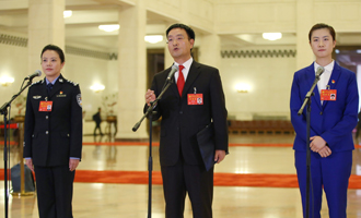李貝、裴春亮、丁寧代表接受采訪