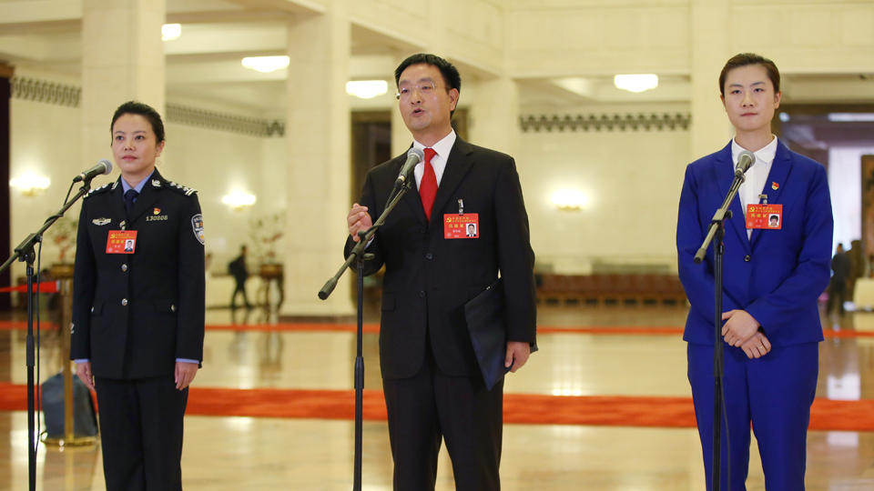李貝、裴春亮、丁寧代表接受采訪
