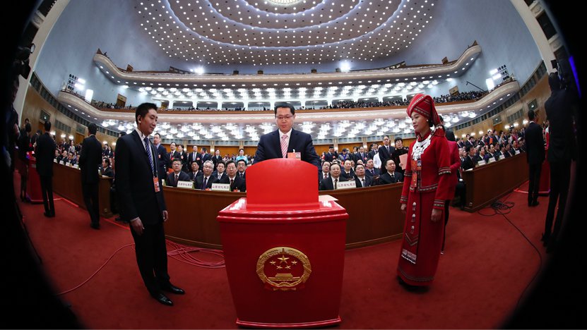 3月17日，人代會全體會議上代表在投票