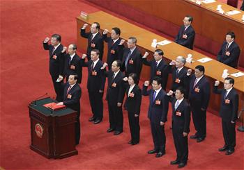 新當(dāng)選的全國人大常委會副委員長、秘書長進(jìn)行憲法宣誓