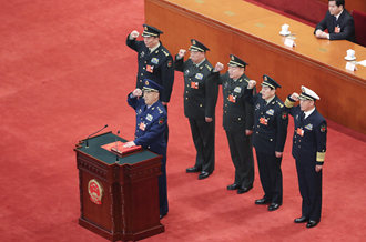 中央軍委副主席、委員進(jìn)行憲法宣誓
