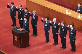 國務(wù)院副總理、國務(wù)委員、秘書長進(jìn)行憲法宣誓