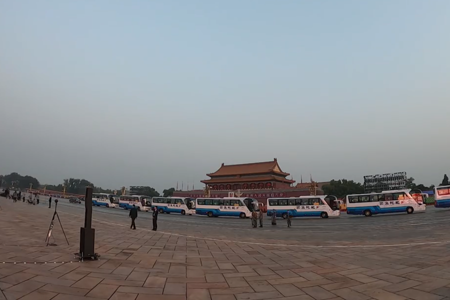 10月1日清晨的天安門(mén)城樓和長(zhǎng)安街，燈火通明，正在準(zhǔn)備慶祝大會(huì)的工作人員雖然緊張忙碌，但仍顯得井然有序